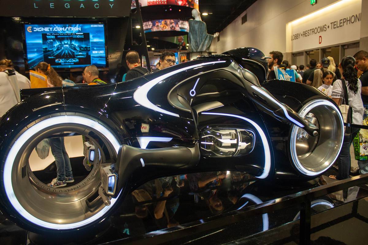 Crowds At Comic-Con Go Crazy For TRON: Legacy