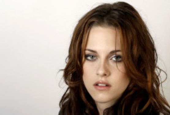 Kristen Stewart and Elizabeth Banks Cast in Dark Comedy The Big Shoe