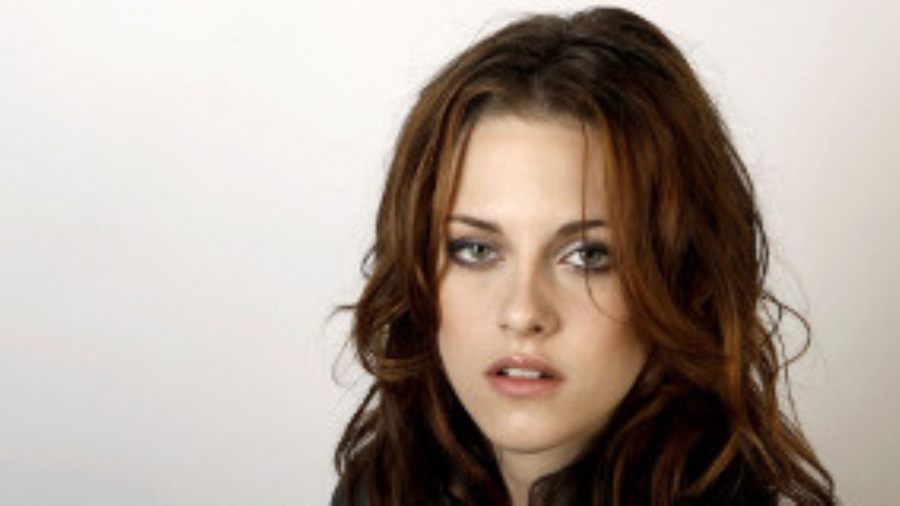 Kristen Stewart and Elizabeth Banks Cast in Dark Comedy The Big Shoe