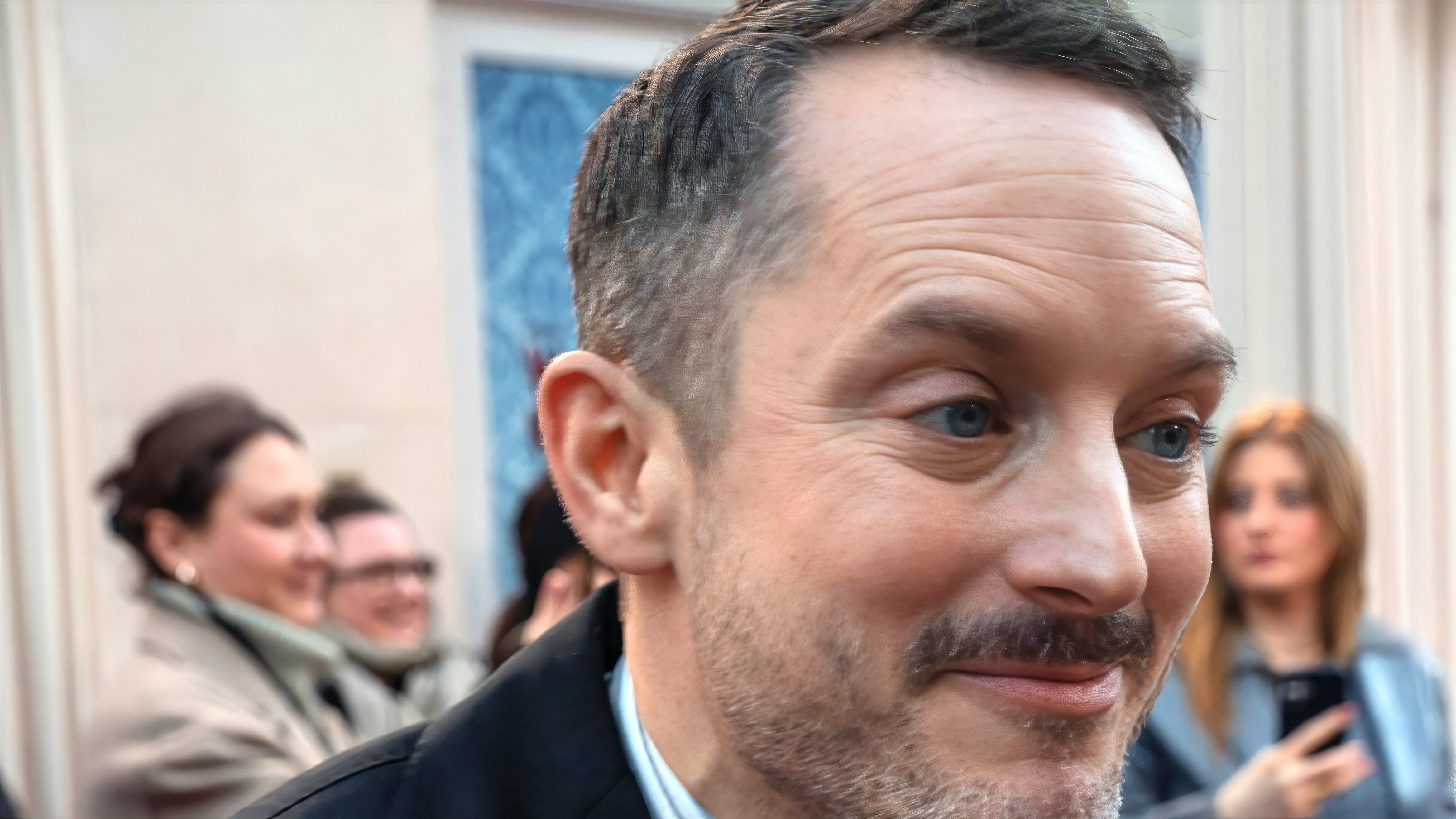 Elijah Wood signs autographs for fans at the Paris premiere of Ready or Not 2: Here I Come.